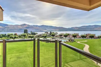 Image de Condo au bord de l'eau avec vue sur le lac, piscines, bain à remous dans une communauté tranquille
