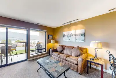 Image de Vue sur le lac de ce lumineux, condo haut de gamme w / piscine et accès bain à remous!