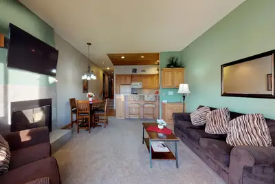 Image de Condo sur le lac w / vue sur la montagne, piscine partagée et un bain à remous et des tonnes de plus!