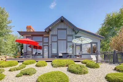 Image de Cozy Granby House sur le terrain de golf avec bain à remous et terrasse!