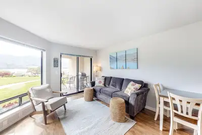 Image de Condo lumineux en front de mer avec vue sur le lac et la montagne, piscines partagées et bains à remous!