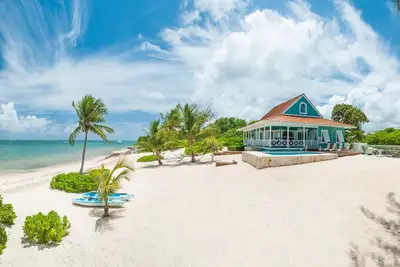 Image de Lone Palm: villa de plage design avec piscine et bord de mer sous le porche offrant une vue sur le coucher de soleil