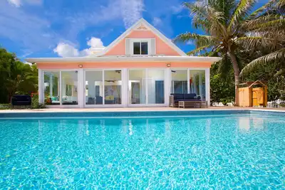Image de Babylon Reef: Villa récemment rénovée avec plongée en apnée dans la cour arrière et piscine bleue cristalline