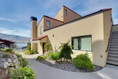 Image de Au rez-de-chaussée, condo au bord du lac - piscines, bains à remous, quai, vue sur le lac, et plus!