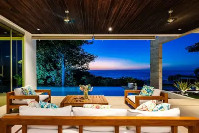Image de Maison fantastique à El Tesoro avec piscine à débordement et vue sur l'océan