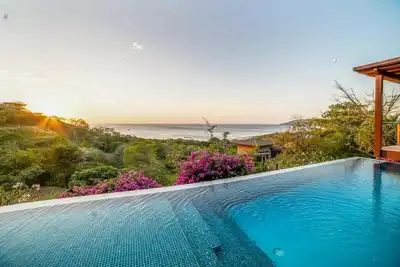 Image de Ocean View Paradise. À quelques pas de la plage et de la ville. Petit déjeuner inclus!