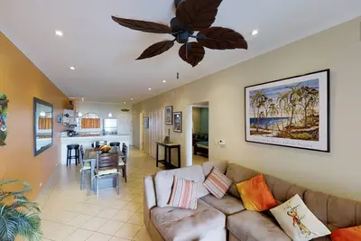 Image de Vibrant, condo avec vue sur la mer avec piscine partagée et balcon privé - à proximité de la plage