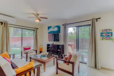 Image de Condo coloré avec piscine partagée et climatisation centrale, à moins de deux pâtés de maisons de la plage