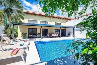 Image de Maison spacieuse et moderne, grande piscine avec terrasse, 7 min Ă pied de la plage, plein Ac