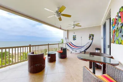 Image de condo Oceanfront avec plage et accès à la piscine partagée et vue imprenable sur l'océan!