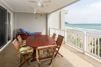 Image de Superbe condo en bord de mer w / accès à la piscine partagée et vue imprenable sur l'océan!