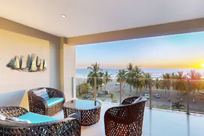 Image de Haut standing, condo en bord de mer avec piscine partagée et balcon spacieux!