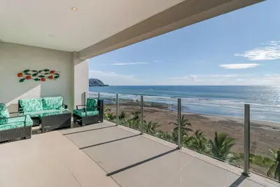 Image de Luxueux condo en bord de mer sur la plage avec piscine commune - vue depuis le patio privé!