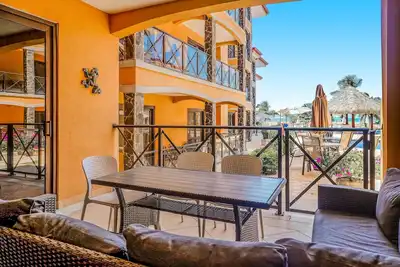 Image de Magnifique condo en bord de mer w / piscine partagée, cuisine moderne, intérieur haut de gamme