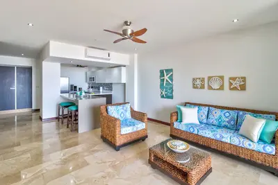 Image de Condo de luxe en bord de mer avec vues sur l'océan, piscine partagée et accès facile à la plage!