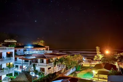 Image de condo en bord de mer avec une vue imprenable sur l'océan, les piscines partagées, et très bien situé!