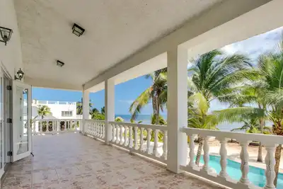 Image de Une vue imprenable, une piscine, l'air frais de la mer, et l'emplacement en bord de mer attendent!