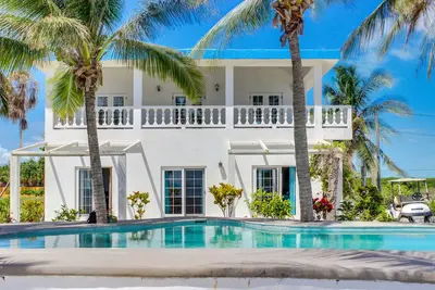 Image de Superbe villa en bord de mer avec piscine privée, quai et balcon relaxant!