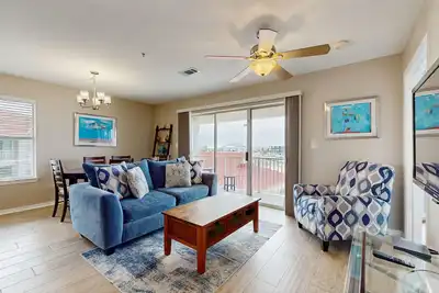 Image de Regarder les couchers de soleil de ce charmant condo. Accès à la piscine partagée - Snowbirds bienvenus!