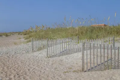 Image de Great Beach Home ~ Animaux acceptés ~ Cour clôturée ~ Étapes de la plage! ! !