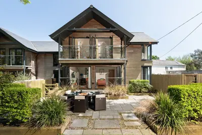 Image de Pencroft, a spacious house with garden, free parking for 2 cars. Walking distance to beach and St Ives. Local restaurants very nearby. Free WiFi.