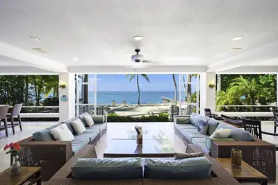 Image de Cos Kai: Villa harmonieuse sur la plage de sable avec de superbes vues bleues