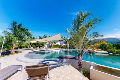 Image de Architecture organique au bord de l'eau à côté du lagon avec piscine privée