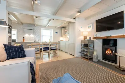 Image de Penhallow is a traditional St Ives fisherman's cottage with lots of charm, so close to harbour beach, sea front and heart of St Ives town. Free WiFi