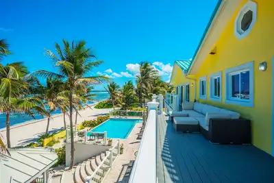 Image de Fischer's Reef: Spacieuse villa de plage de luxe avec piscine à débordement chauffée et plongée en apnée incroyable