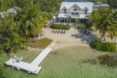 Image de Treasure Cove - Luxe inégalé avec piscine privée et quai à Cayman Kai