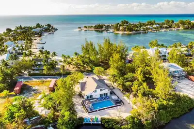 Image de Cachette cachée: refuge secrète à Cayman Kai avec piscine privée, quai et kayaks