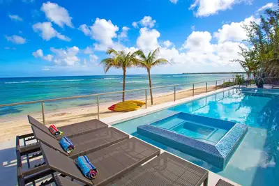 Image de Twin Palms: Plage pieds nus et plongée en apnée peu profonde avec piscine de 60 'et spa chauffé �� Rum Point