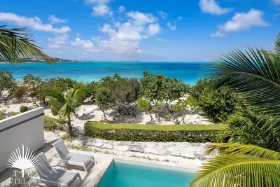 Image de Ocean Edge Villa // Front de mer romantique sur Grace Bay Beach