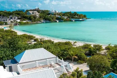 Image de Coccoloba Beach House // Front de mer sur la plage de Taylor Bay // Piscine privée
