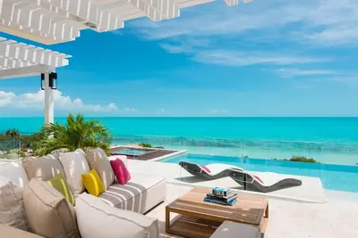 Image de Villa Isla // Paradis tropical immersif // Front de mer sur la plage de Long Bay