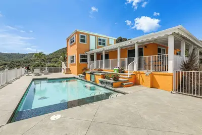 Image de Christiansted House avec piscine et spa avec vue sur l'océan!