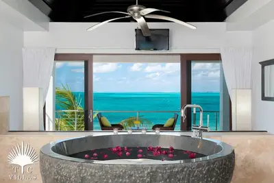 Image de Sea Edge Villa // Grace Bay Beach // Emplacement pratique de Turtle Cove