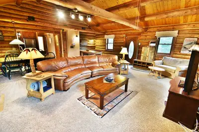 Image de Log Cabin dans la vallée de Dillon. Cour clôturée, bain à remous, garage, accès facile à l'amphithéâtre de Dillon, marina