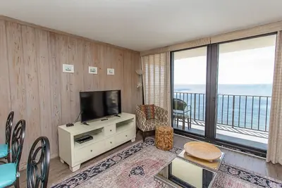 Image de Lumineux Et Cheery Deux Chambres Ocean Front Condo A Deux Pas De La Mer!