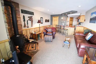 Image de Rez-de-chaussée, vue sur la montagne, patio, foyer au gaz. Bain à remous complexe, accès facile aux stations, restaurants