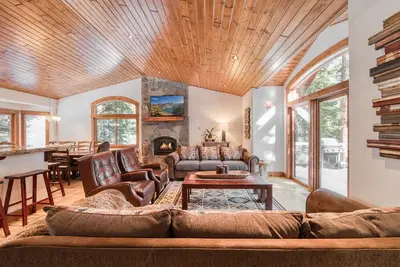 Image de Rooney Ridge - Superbe 4 Br Luxury Home avec l'arbre sur un lac