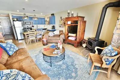 Image de Wow Remodel-Mountain Views, patio, foyer au gaz. Bain à remous complexe, accès facile aux stations, restaurants