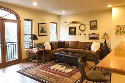 Image de Unité 1 chambre de style sud-ouest avec vue boisée