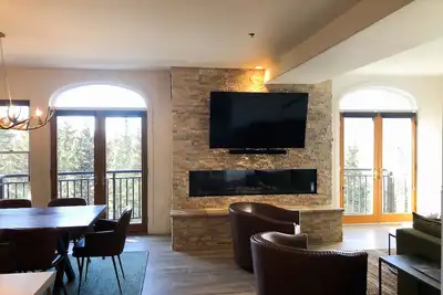 Image de Spacieux Condo 4 chambres de style sud-ouest avec commodités