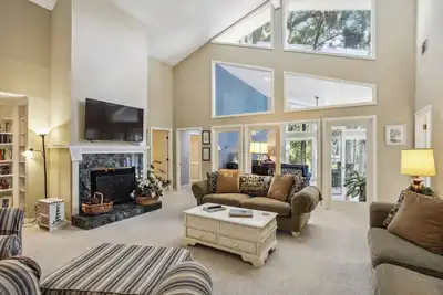 Image de La magnifique maison de Palmetto Dunes offre une superbe vue sur le lagon avec un quai!