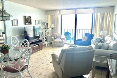 Image de Grande Et Belle! Beaucoup De Chambre Dans Ce 3 Chambre Condo Droit Sur L'Ocean!