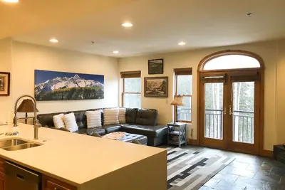 Image de Spacieux Condo 3 chambres avec piscine et vue sur la montagne