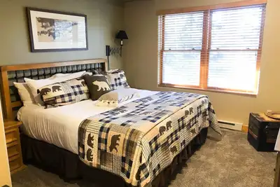 Image de Chambre d'hôtel avec salon communautaire, bain à remous, piscines et grillades