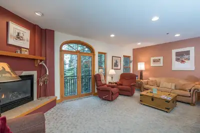 Image de Condo privé 1 chambre avec vue sur la forêt, piscine et bain à remous