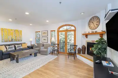 Image de Animaux acceptés 3 chambres avec balcon avec vue sur les bois